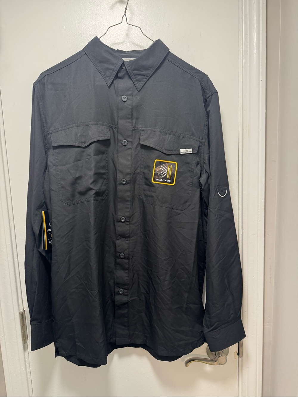 *Realtree Black Long-Sleeve Casual Button-Down Shirt with Patch